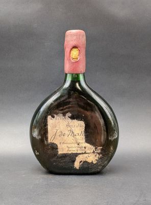 une vieille bouteille de vin avec un bouchon rose sur fond gris