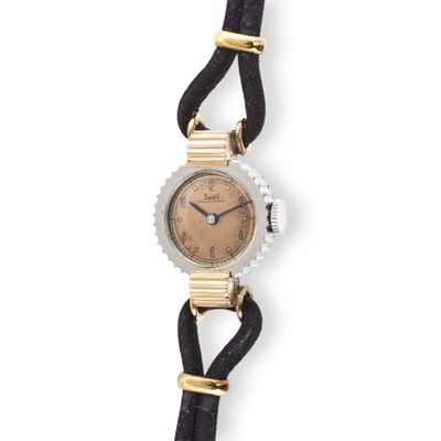 gros plan d'une montre-bracelet avec un bracelet noir