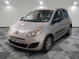 la photo d'une petite voiture argentée garée dans un garage