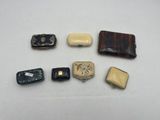 Plusieurs bijoux sont disposés sur une surface blanche