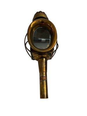 une image montrant un gros plan d'une lampe sur fond blanc
