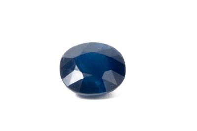 Saphir ovale facetté de couleur bleu foncé pesant 6,21 carats. - Photo 1