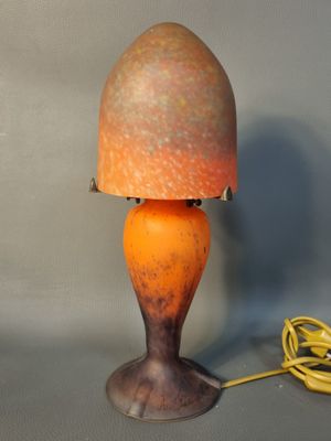 une lampe posée sur une table à côté d'un cordon