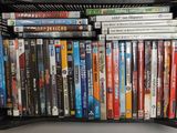un panier noir rempli de DVD posé sur une table