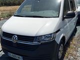 une camionnette blanche garée sur le bord de la route