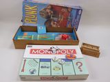 un jeu de société « Monopoly » dans une boîte, avec une boîte de cartes à côté