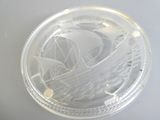 une plaque de verre représentant un bateau, posée sur une table