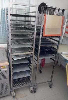 de nombreux plateaux de nourriture posés sur une étagère dans la cuisine