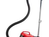 un aspirateur rouge et noir et un chat noir et blanc