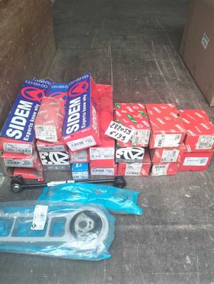 une pile de cartons de sodas posée par terre