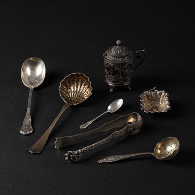 many spoons and spoons that are on a table