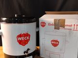 une boîte et une tasse à café posées sur une table