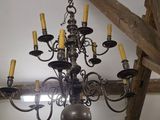 un lustre suspendu au plafond d'une pièce