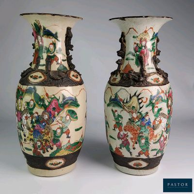 deux vases posés côte à côte sur une table