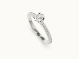 une bague de fiançailles en diamant et en or blanc
