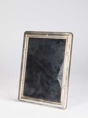 un cadre photo en argent antique sur fond blanc