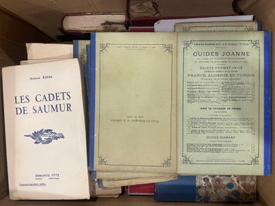 de nombreux livres empilés les uns sur les autres dans une boîte