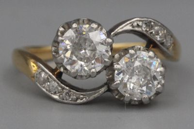 une photo représentant une paire de bagues en diamant posées sur une table