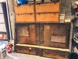 une vieille armoire en bois dans un coin de la pièce