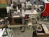 une machine posée sur une table dans une pièce