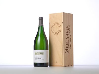 une bouteille de vin posée à côté d'une caisse en bois