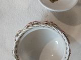 un petit bol et un autre petit bol posés sur une table