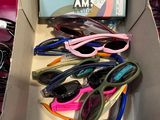 plusieurs paires de lunettes de soleil dans une boîte posée sur une table