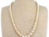 gros plan d'un collier sur un mannequin mannequin