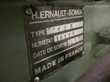 une pancarte apposée sur le côté d'une machine sur laquelle on peut lire « herniault - soma »