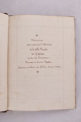 un livre ouvert avec une écriture dessus, posé sur une table
