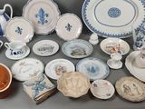 beaucoup d'assiettes, de tasses et de soucoupes sur la table