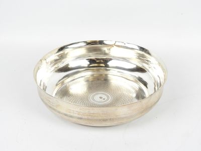 une assiette en argent antique avec un motif circulaire sur le bord