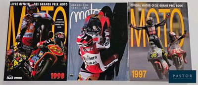 trois numéros d'un magazine consacré à la moto, posés sur une table