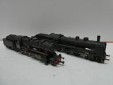 un train noir sur un fond blanc, à côté d'un train rouge et noir