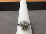 une image représentant un cône blanc sur lequel est posé une bague en diamant