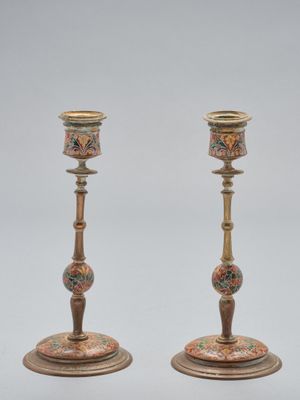 paire de bougeoirs anciens en laiton ornés de motifs floraux peints