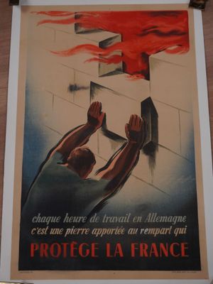affiche représentant un homme tenant un marteau devant un mur