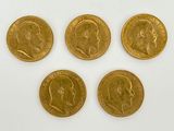 quatre souverains d'or, dont l'un est un souverain et quatre se trouvent dans des positions différentes