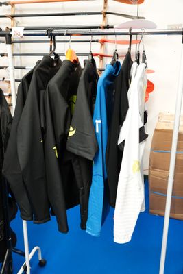 de nombreuses vestes suspendues à un portant dans une pièce
