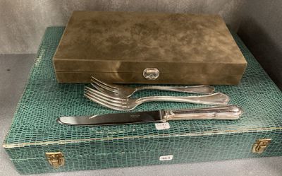 une boîte sur laquelle sont posés un couteau et une fourchette