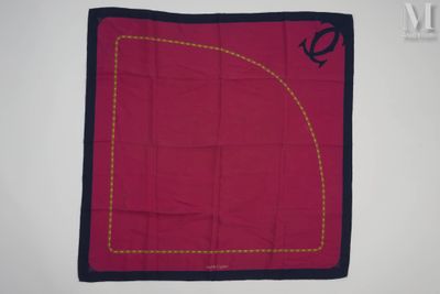 un bandeau rouge bordé de noir et orné d'une ancre