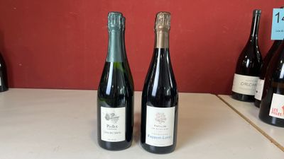 plusieurs bouteilles de vin sont alignées sur un comptoir