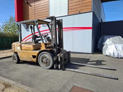un chariot élévateur garé devant un bâtiment
