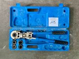 une image représentant une boîte à outils bleue contenant un roitelet et quelques autres roitelets