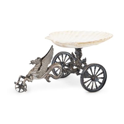un plat ancien en argent orné d'un dragon et d'une calèche