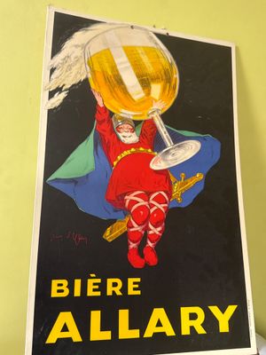 une affiche représentant une femme tenant un verre de bière