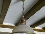 une lampe suspendue au plafond de la pièce