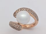 une image d'une bague en perles et diamants sur fond blanc