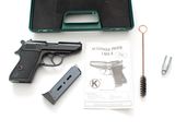 un pistolet, un chargeur et un chargeur posé sur une table