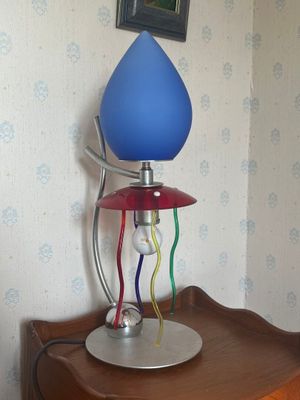 une lampe posée sur une table en bois